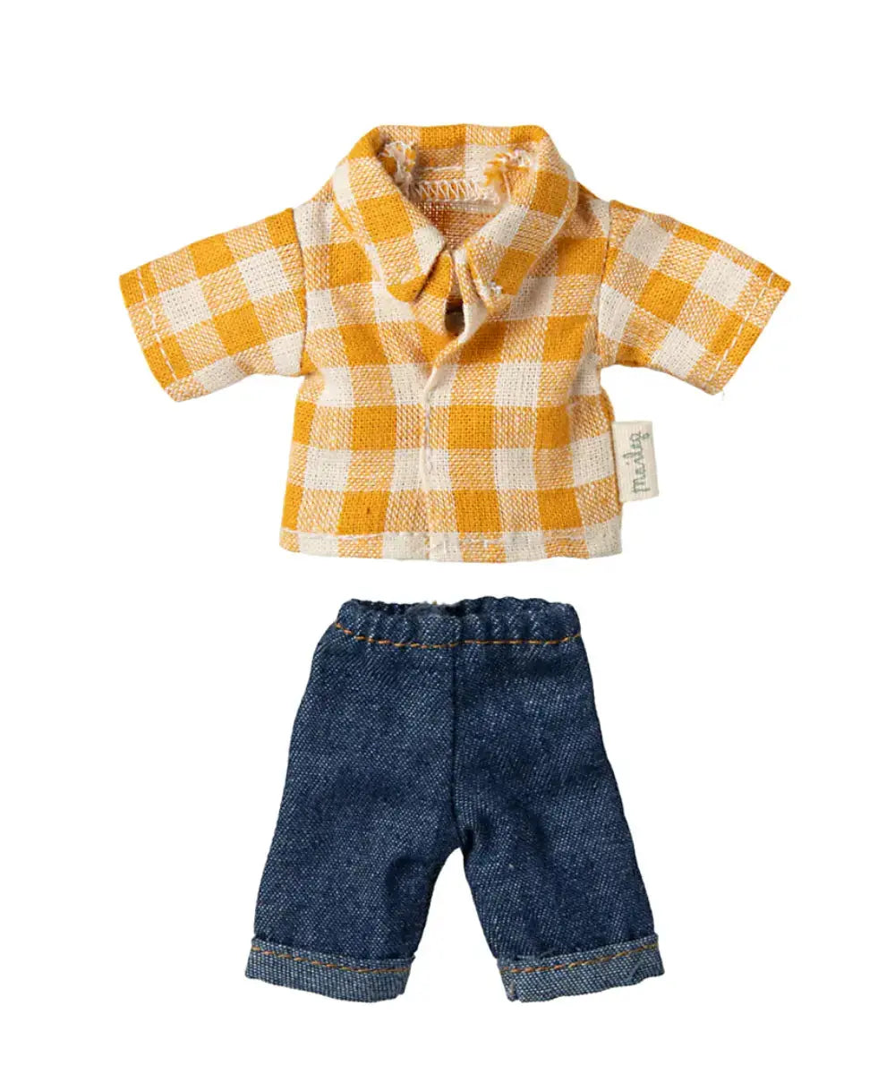 Vêtements du papa souris Maileg sur fond blanc : une chemise à carreaux jaune et un pantalon denim