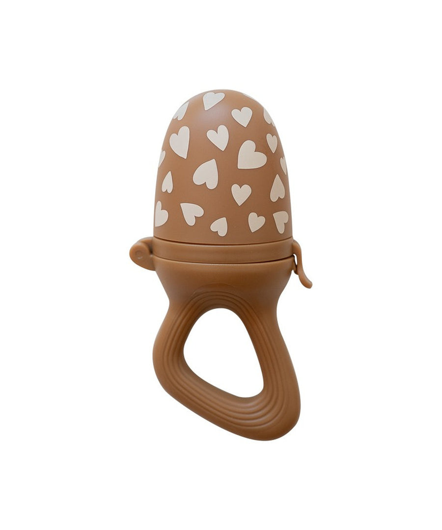 Tétine grignoteuse Fall in Love Camel de la marque Zakuw sur fond clair