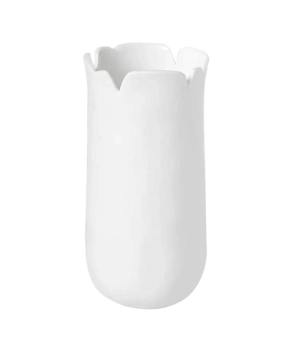 Vase en porcelaine blanche lilly de la marque Räder en forme de tulipe avec interieur email rose degrade.