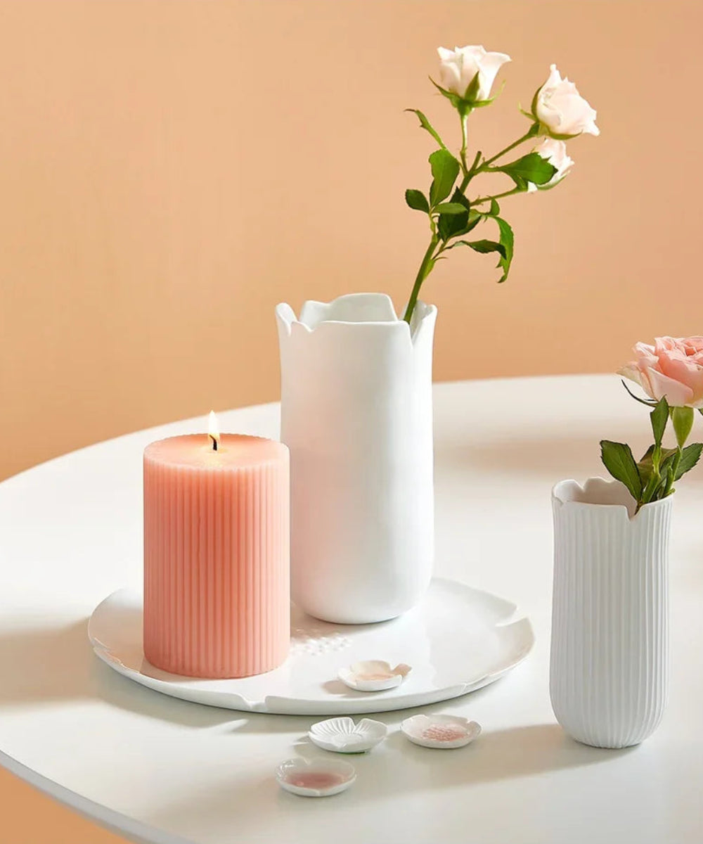 Vase en porcelaine blanche lilly de la marque Räder en forme de tulipe avec interieur email rose degrade.