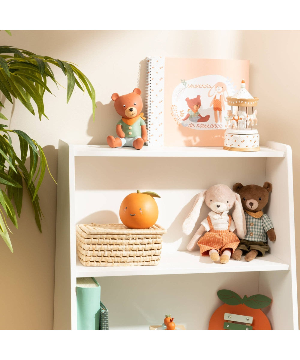 Tirelire orange décorative dans une chambre d’enfant