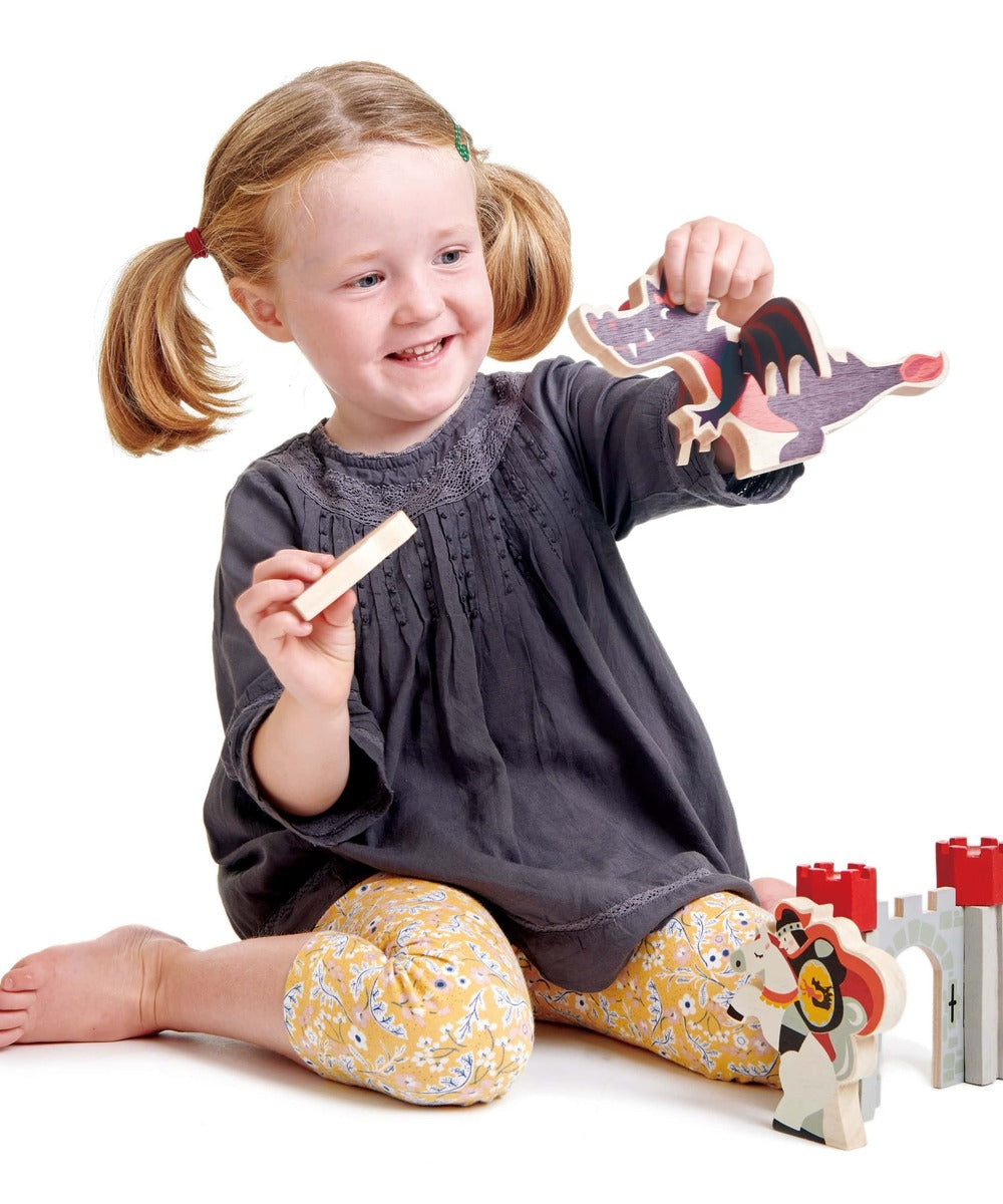 Enfant jouant avec le dragon et les personnages en bois du coffret Tender Leaf
