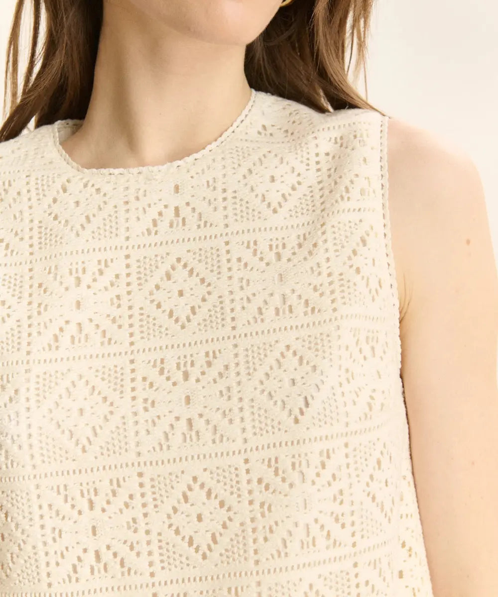 Top Cesar en broderies anglaises de Garance porté par une femme