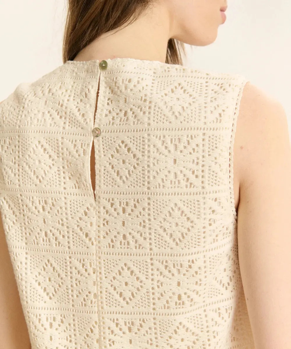 Vue du dos du Top Cesar en broderies anglaises de Garance
