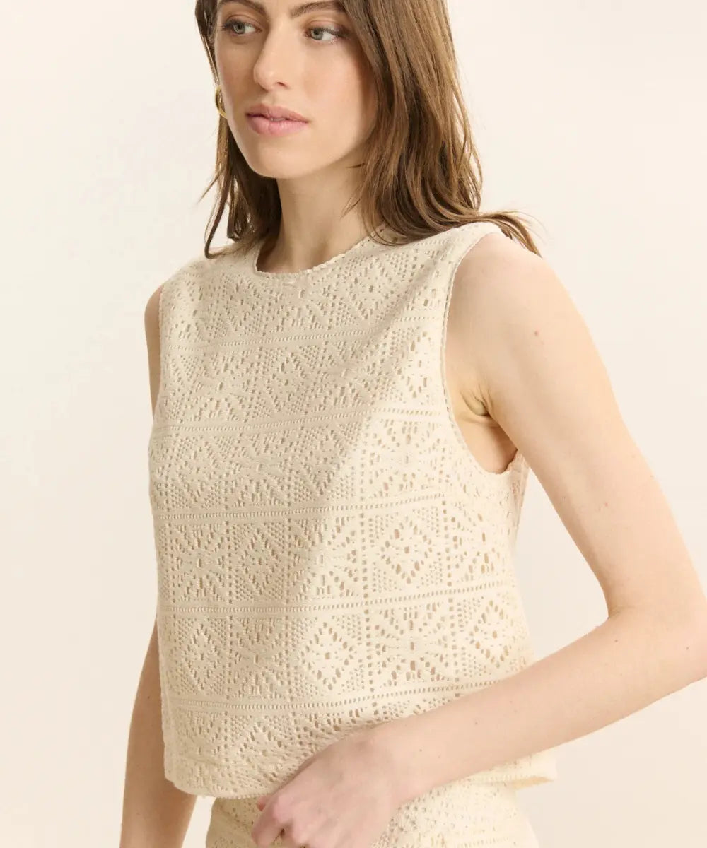 Top Cesar en broderies anglaises de Garance porté par une femme