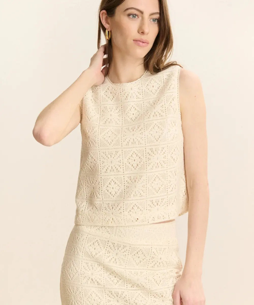 Top Cesar en broderies anglaises de Garance porté par une femme