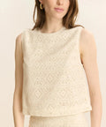 Top Cesar en broderies anglaises de Garance porté par une femme