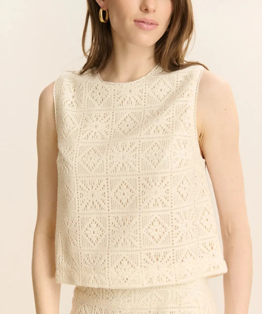 Top Cesar en broderies anglaises de Garance porté par une femme