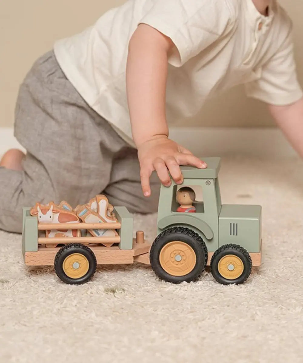 Enfant en train de jouer avec le Tracteur en bois certifié FSC de la marque pour enfants, Little Dutch