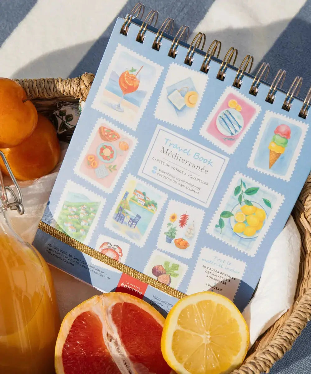 Carnet d'aquarelle Travel Book Méditerranée de la marque La Petite Epicerie contenu dans un panier de vacances