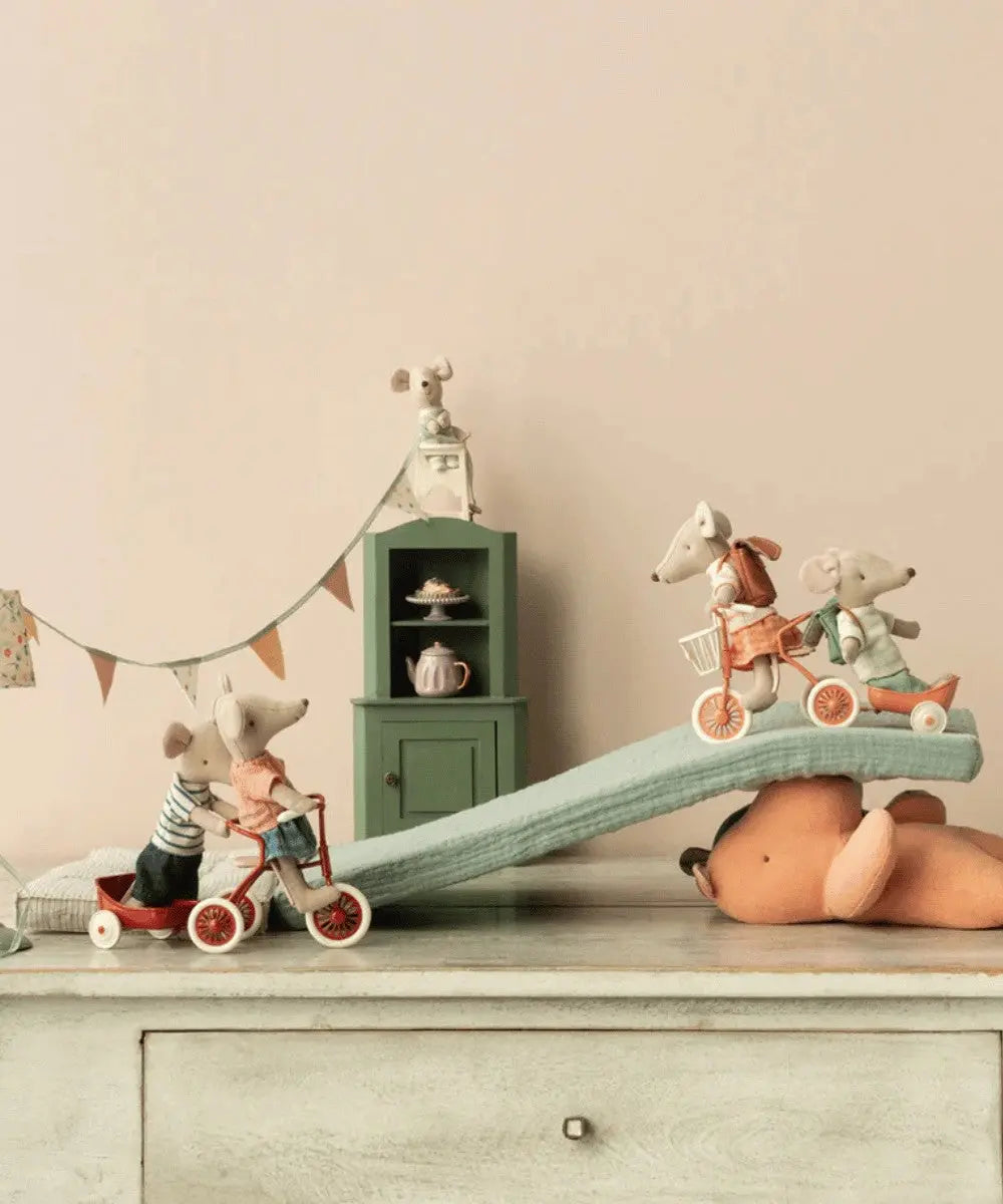 Tricycle miniature et son abri Rouge adapté pour les petites souris Maileg