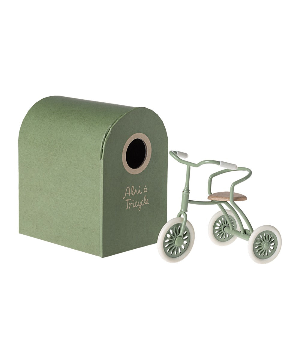 Tricycle vert Maileg avec sa boîte-abri, vue sur fond blanc