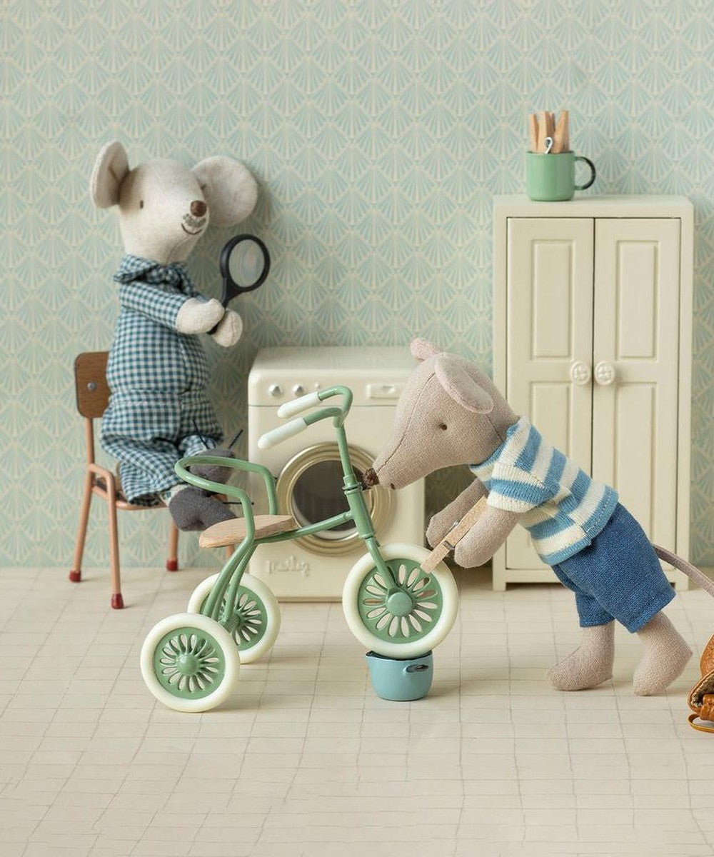 Tricycle vert Maileg dans la maison des souris, scène de jeu