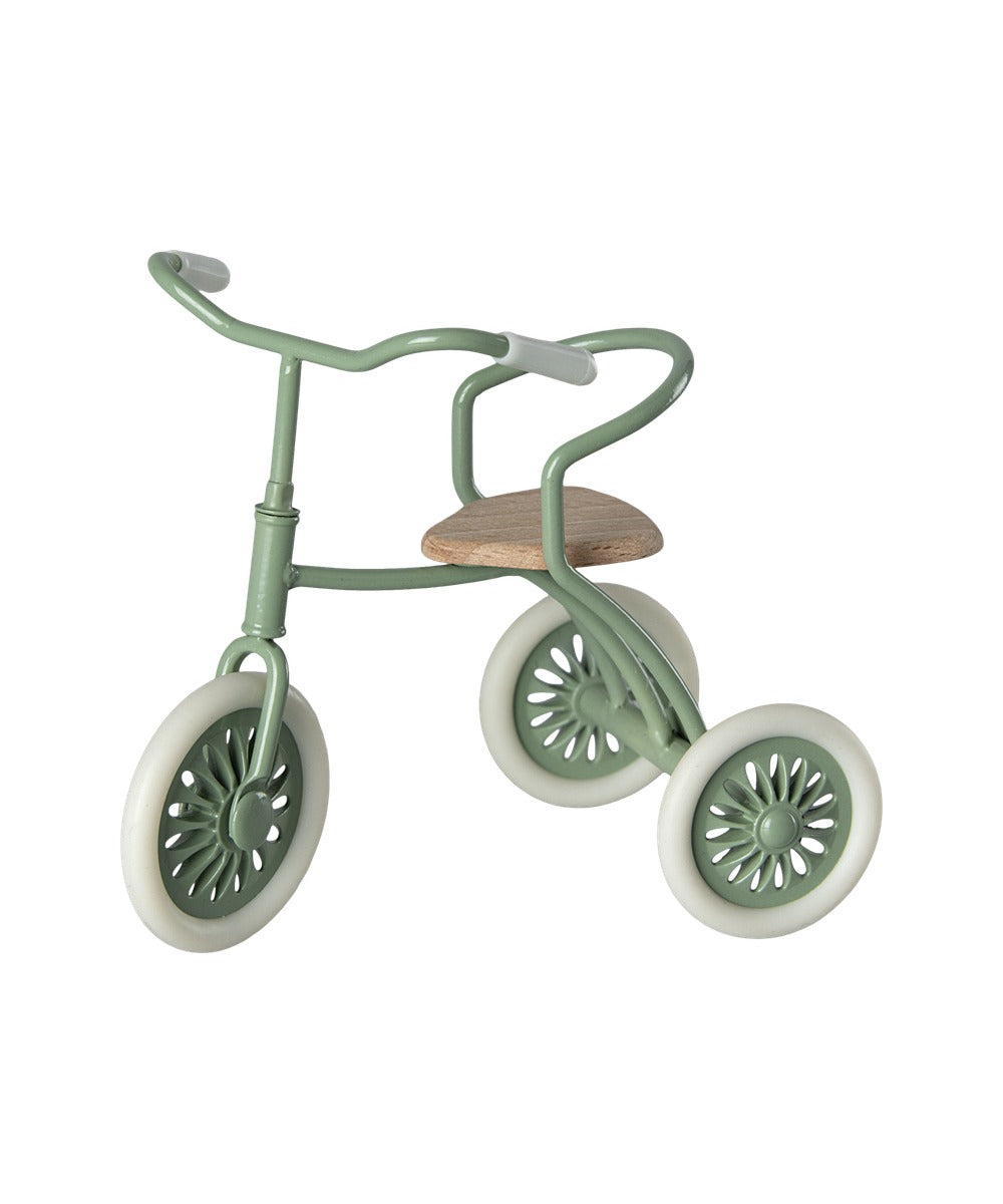 Tricycle vert Maileg seul, vue sur fond blanc
