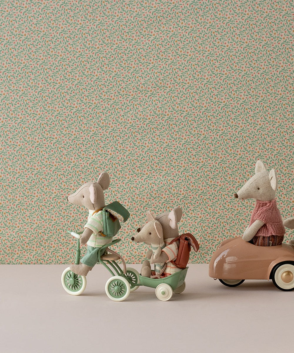 Souris Maileg sur le tricycle vert avec le chariot assorti, scène de jeu