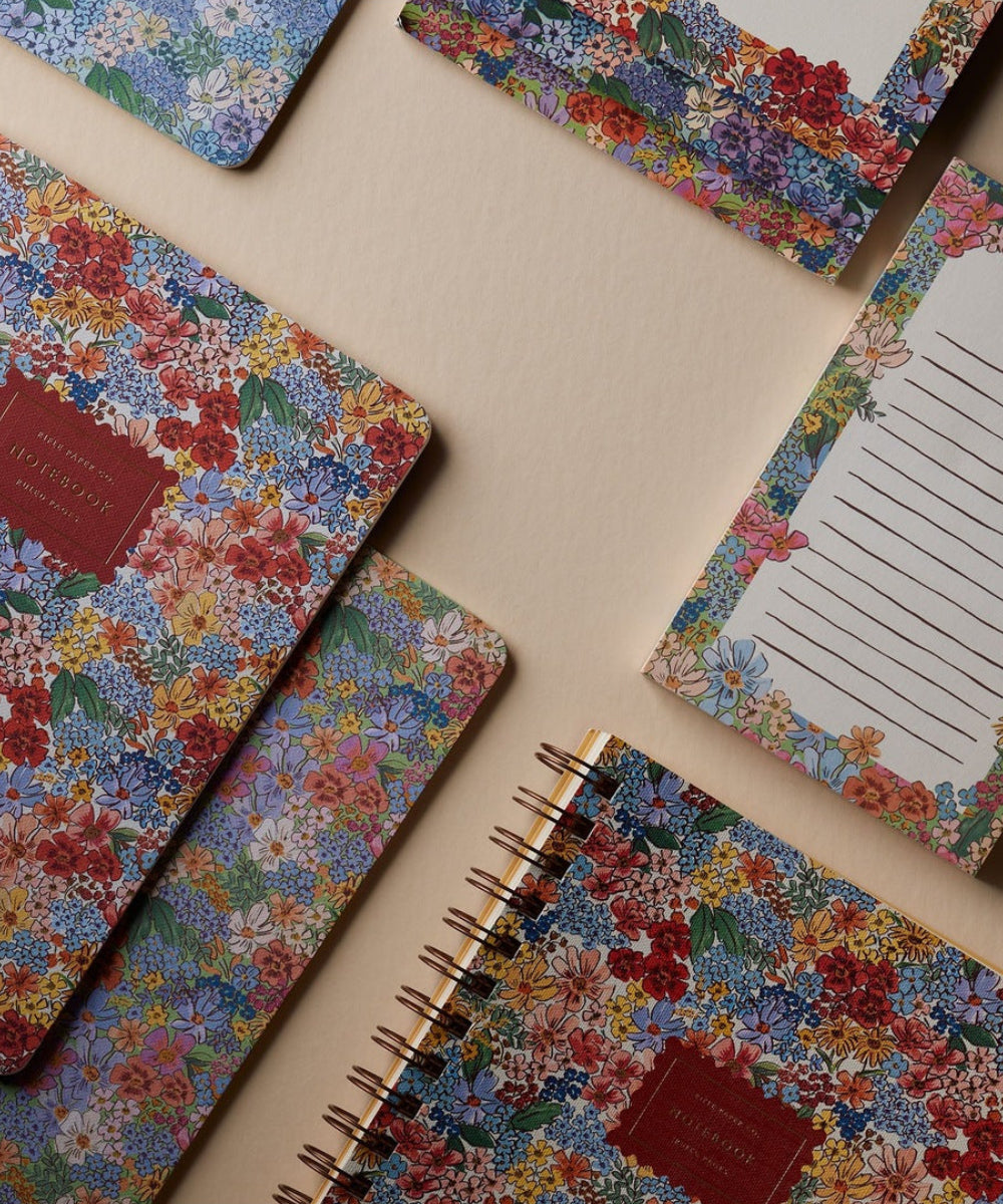 Carnets Mimi mis en scène avec une papeterie fleurie