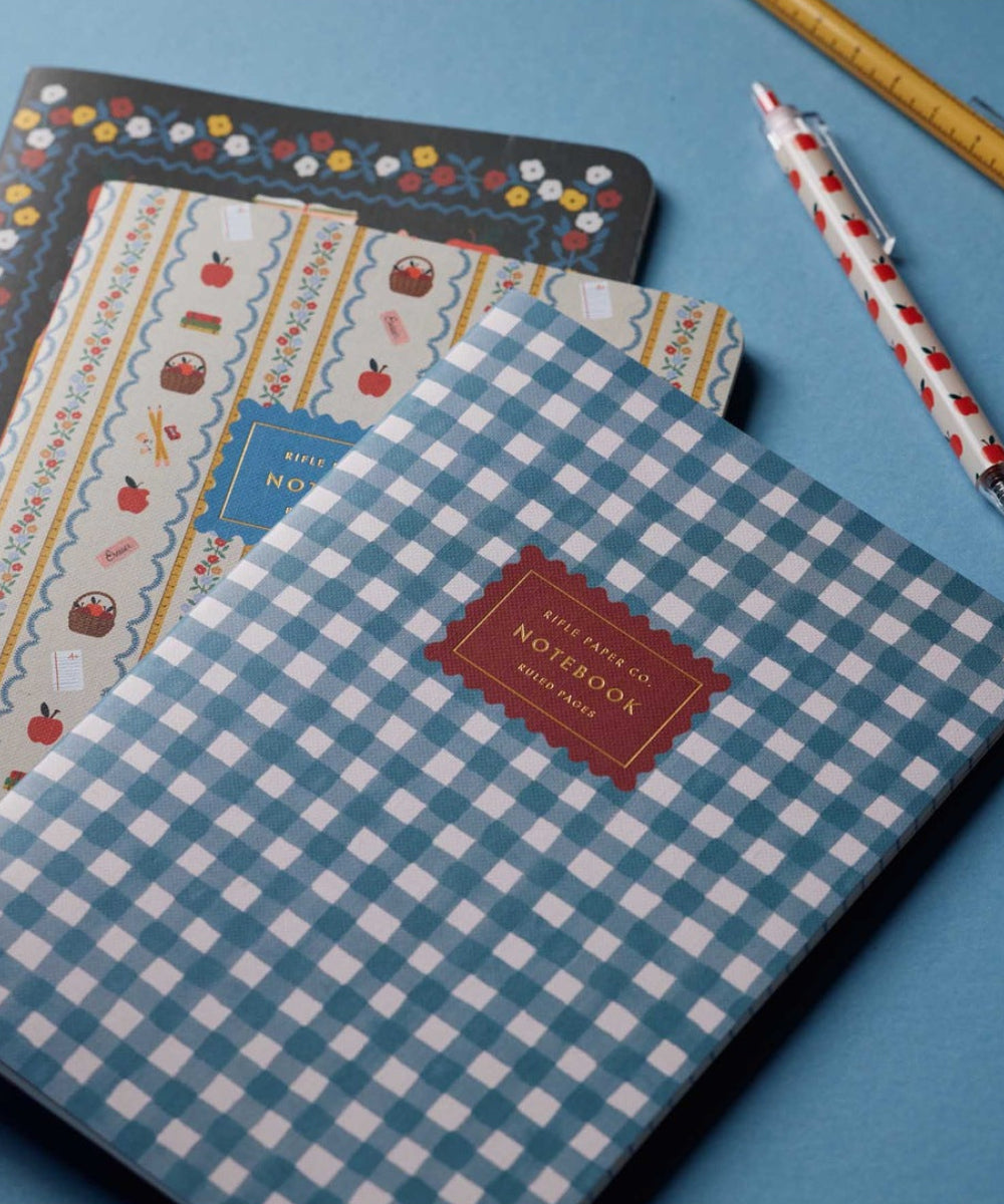 Carnets Schoolhouse présentés dans un décor de bureau