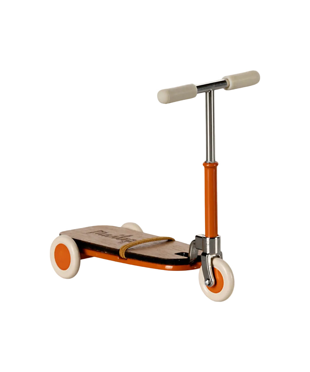 Trottinette pour souris orange Maileg, vue produit sur fond blanc