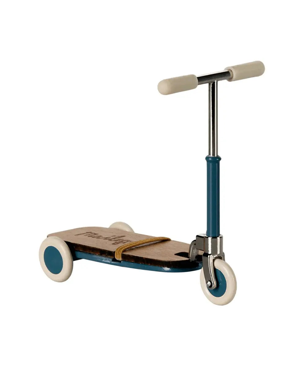 Trottinette pour souris bleue Maileg, vue produit sur fond blanc