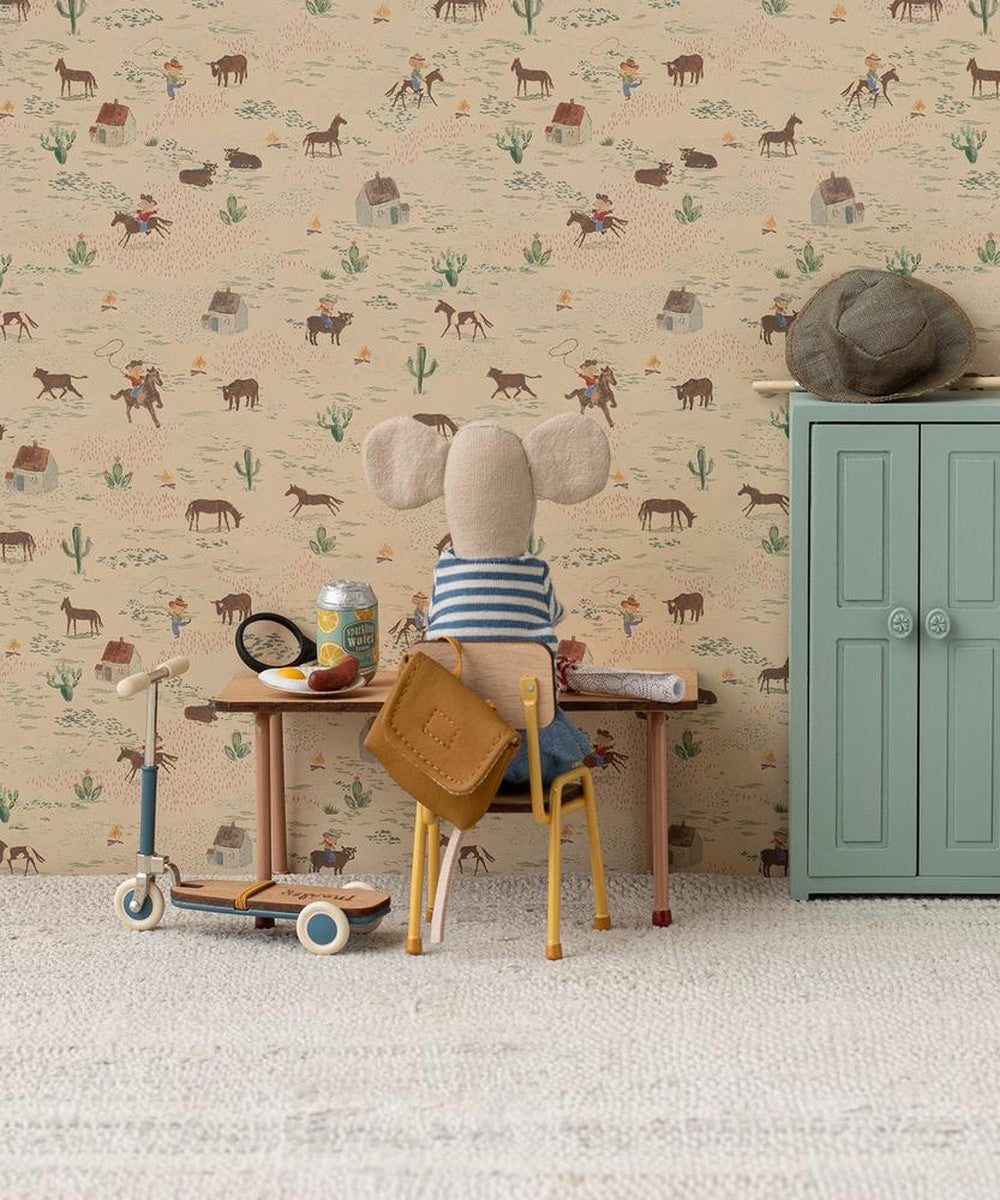 Trottinette bleue Maileg près du bureau d'une souris, photo officielle recadrée