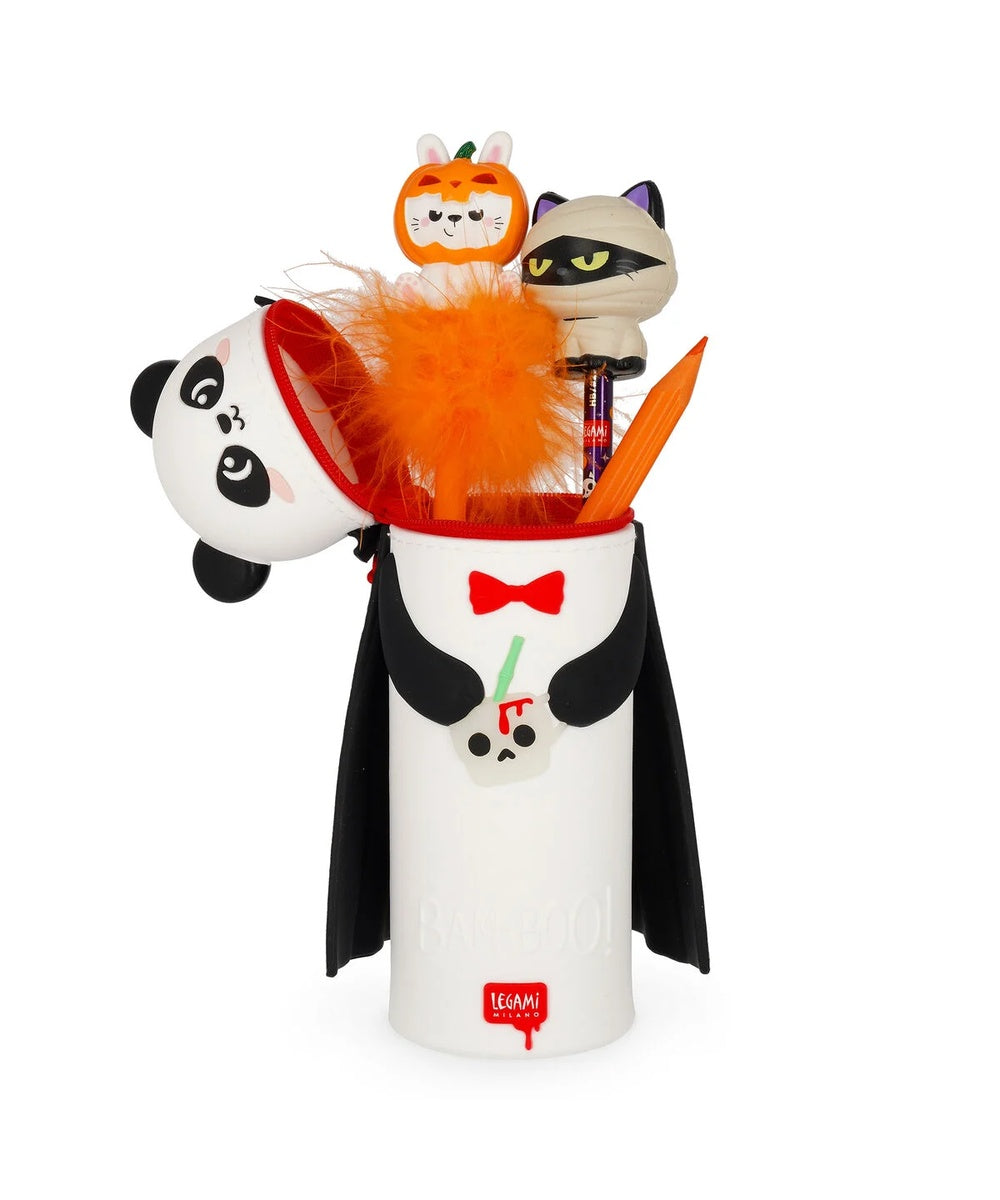 Trousse 2 en 1 en silicone retractable panda déguisé pour halloween bam boo de la marque Legami.