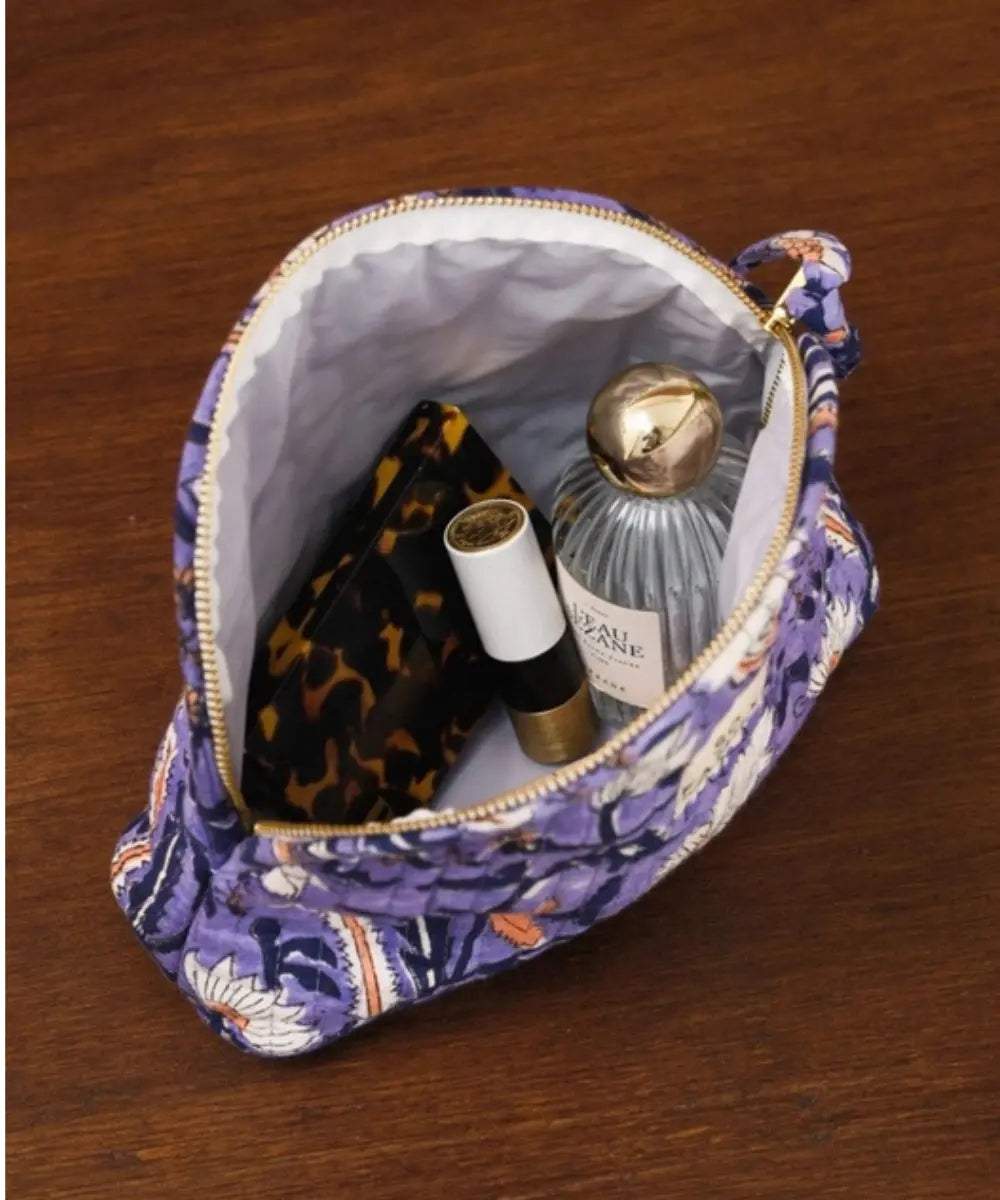 Grande trousse à maquillage en coton matelassé imprimé à la main So Family avec fermeture éclair en métal.
