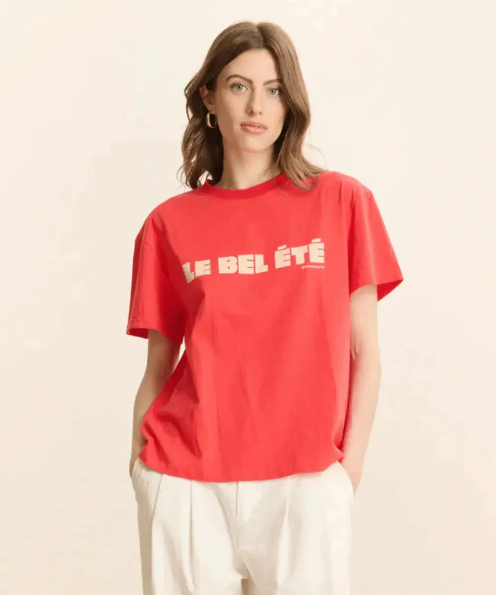 Coupe droite et fluide avec un tissu en coton rouge vif