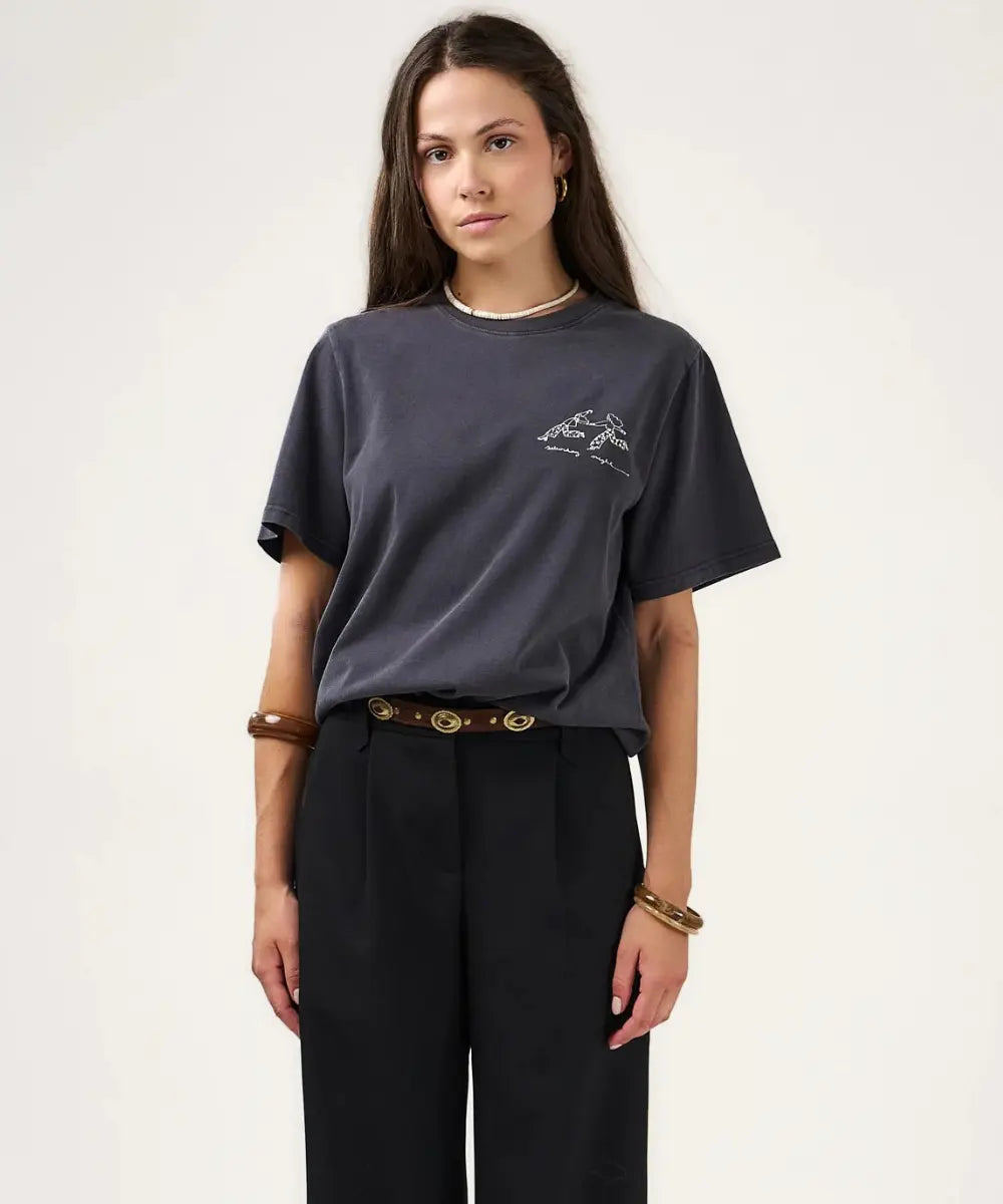 T-shirt delave en coton vintage saturne avec broderie saturday night sur la poitrine.