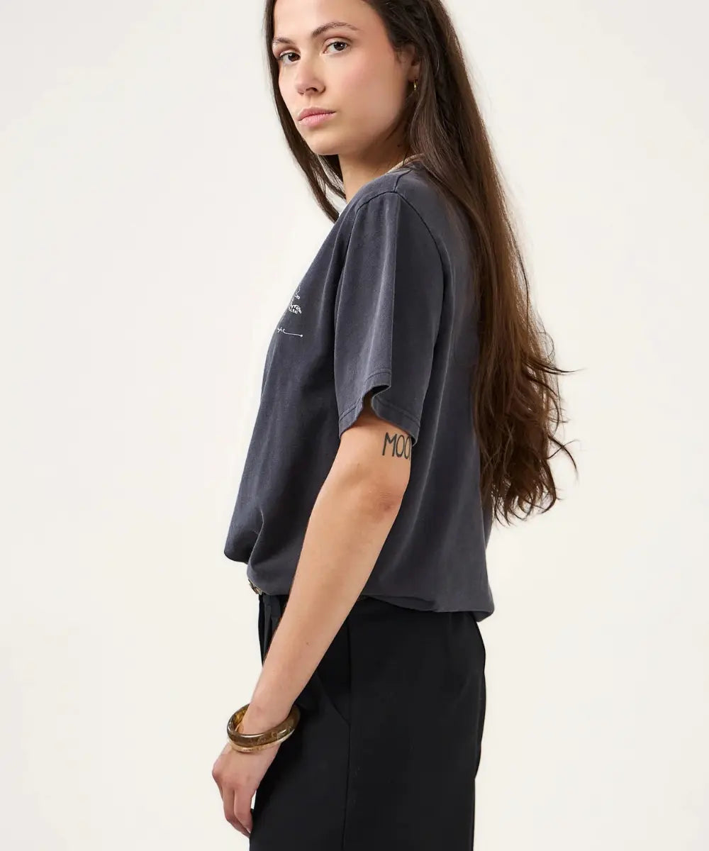 T-shirt delave en coton vintage saturne avec broderie saturday night sur la poitrine.