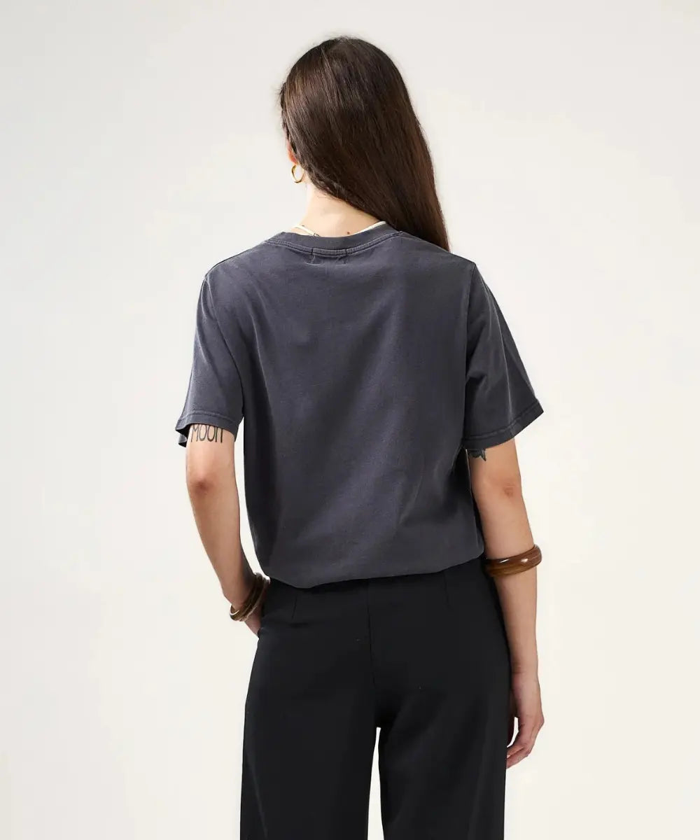 T-shirt delave en coton vintage saturne avec broderie saturday night sur la poitrine.
