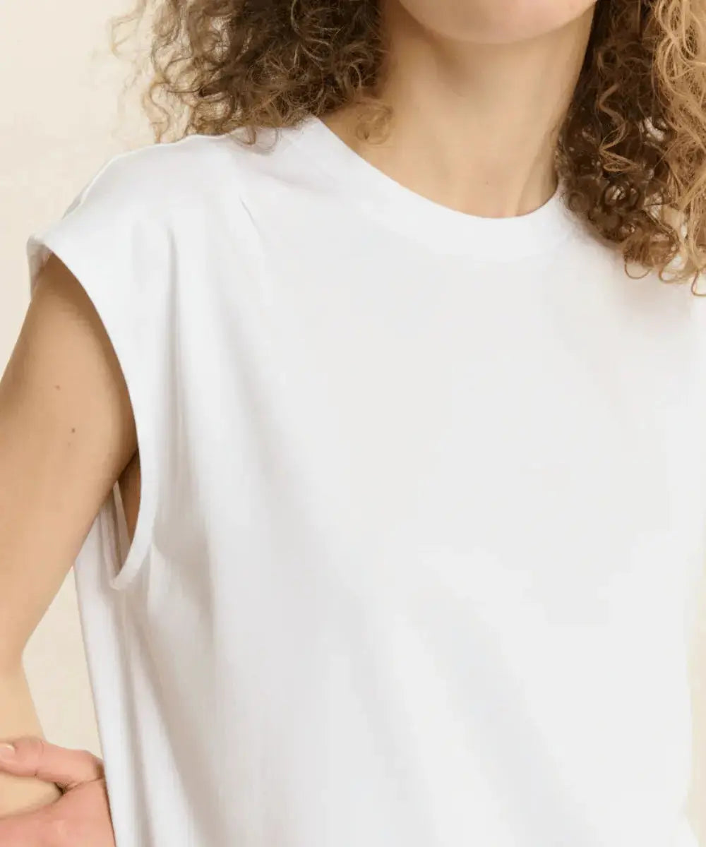 Zoom sur les épaules à plis du t-shirt blanc Vivi de Garance Paris