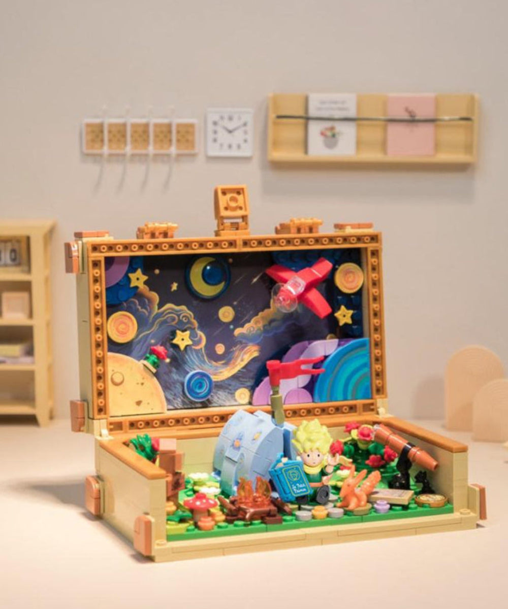 Valise Le Petit Prince à construire ouverte dans un décor intérieur