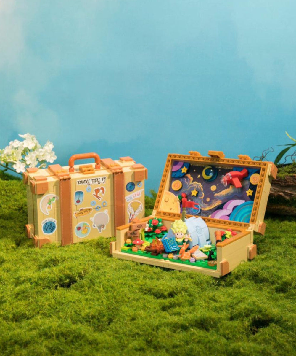 Valise Le Petit Prince à construire ouverte dans un décor végétal
