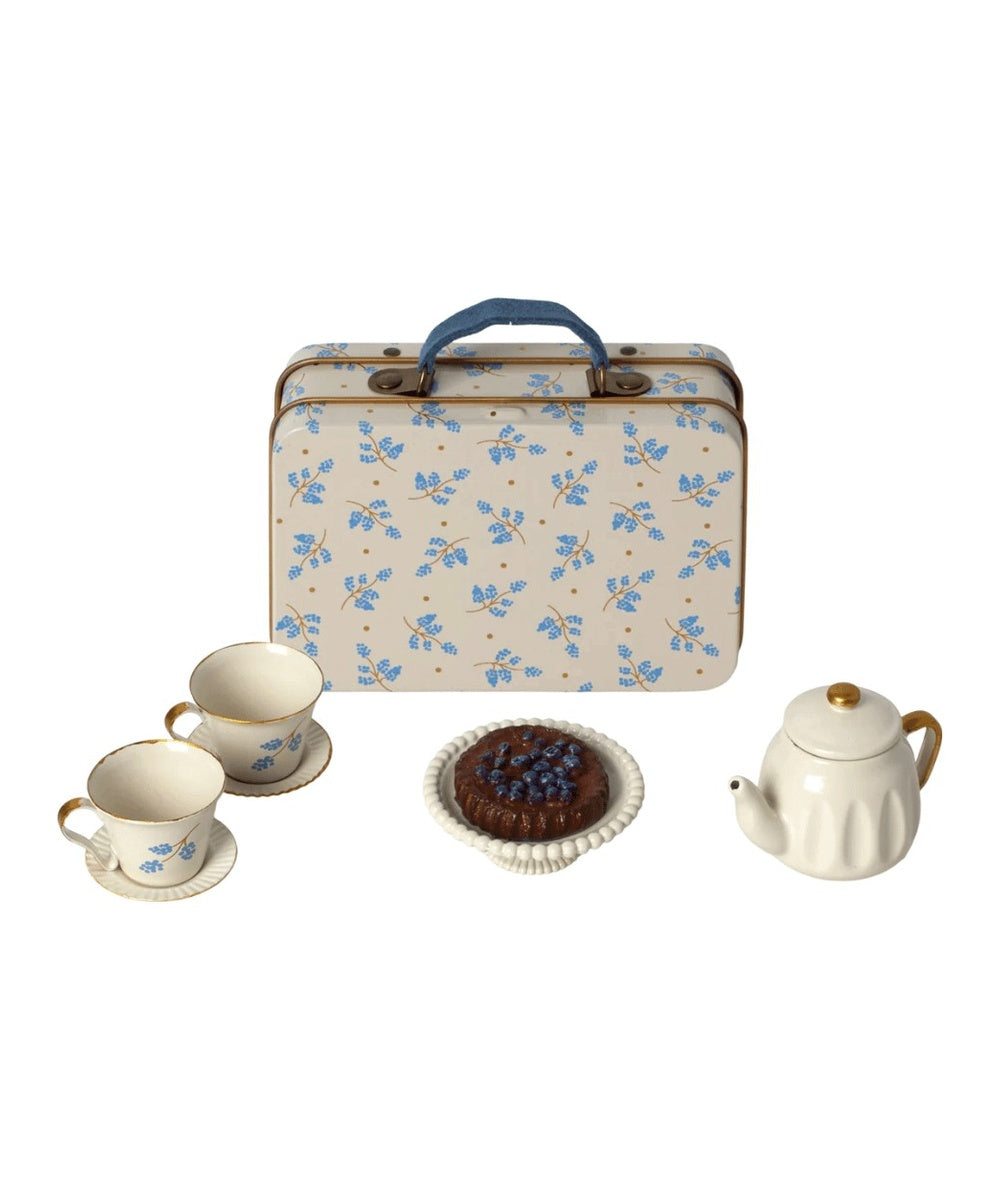 Valise en métal contenant un Service à Thé et une tarte de la marque Maileg