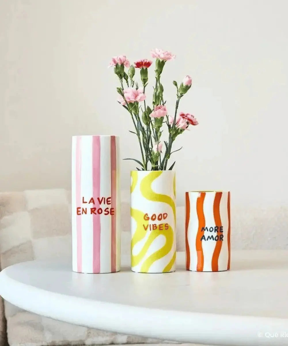 Vue du Vase La Vie en Rose de Qué Rico posé sur une table