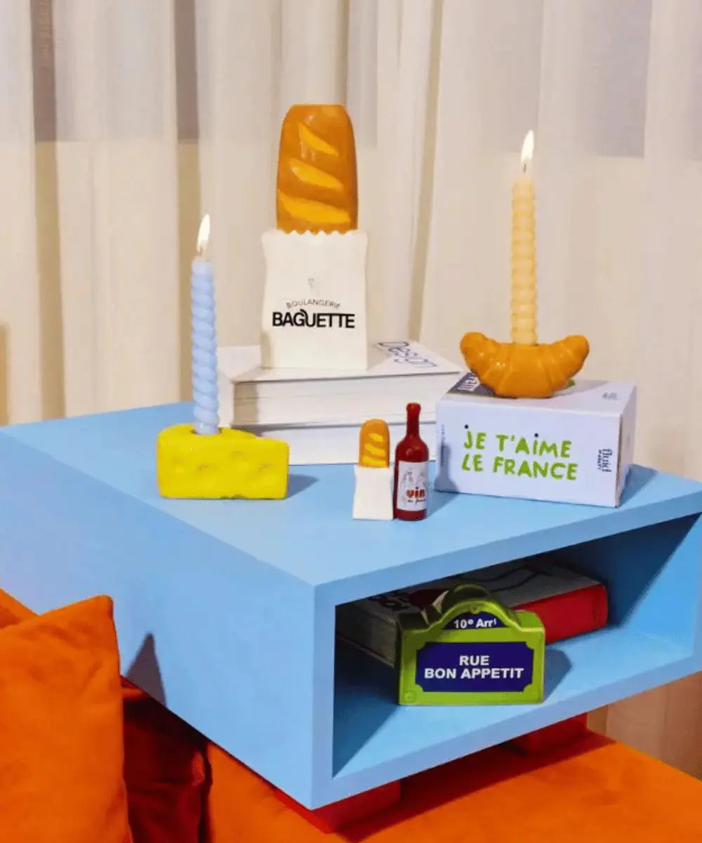 Vase baguette en céramique posé sur une table colorée