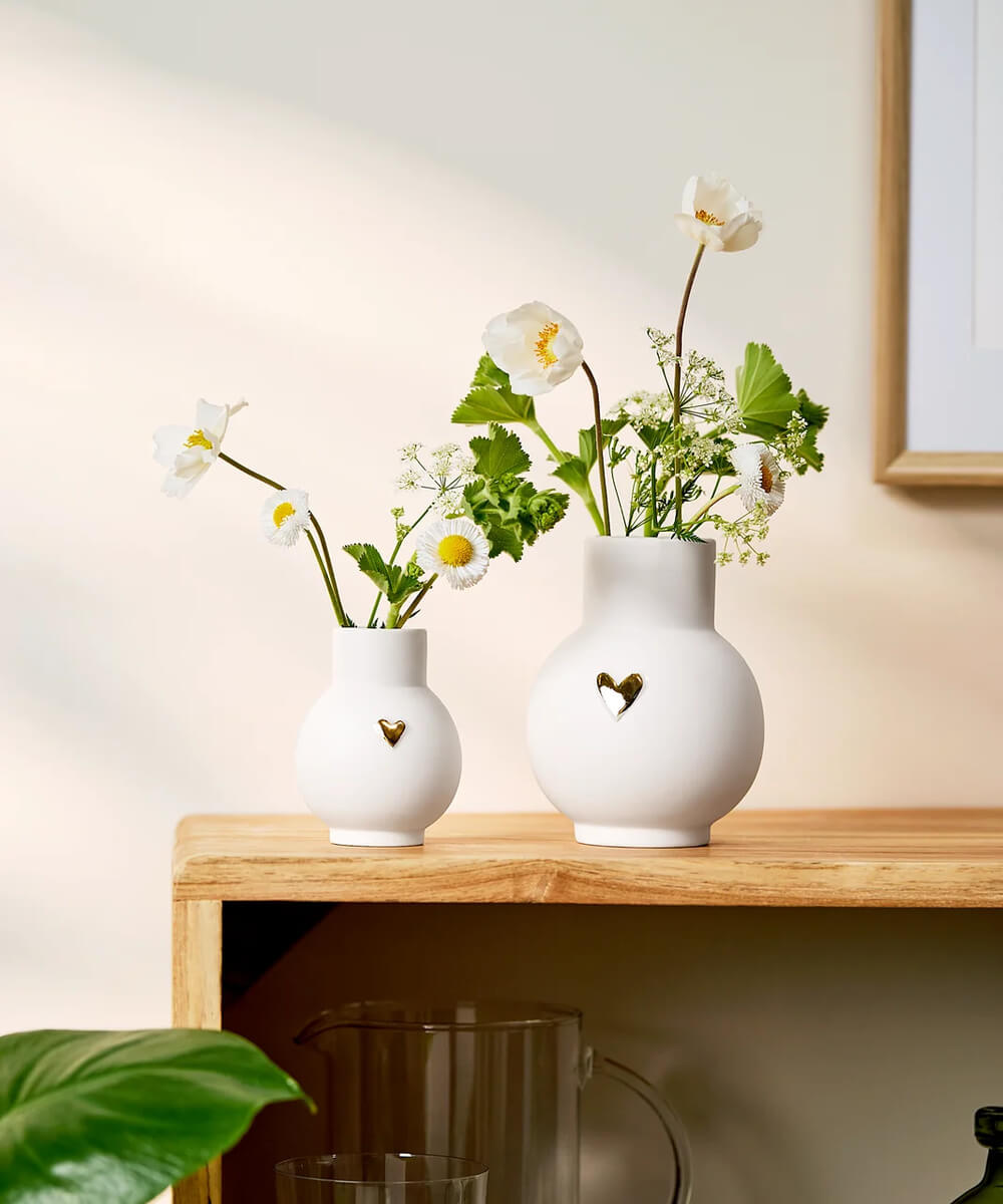 Vase boule Cœur doré de Räder avec le mini-vase assorti et des bouquets de fleurs blanches