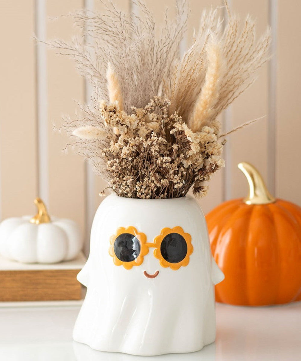 Vase Fantôme Groovy de la marque Something Different, présenté dans une ambiance d'Halloween