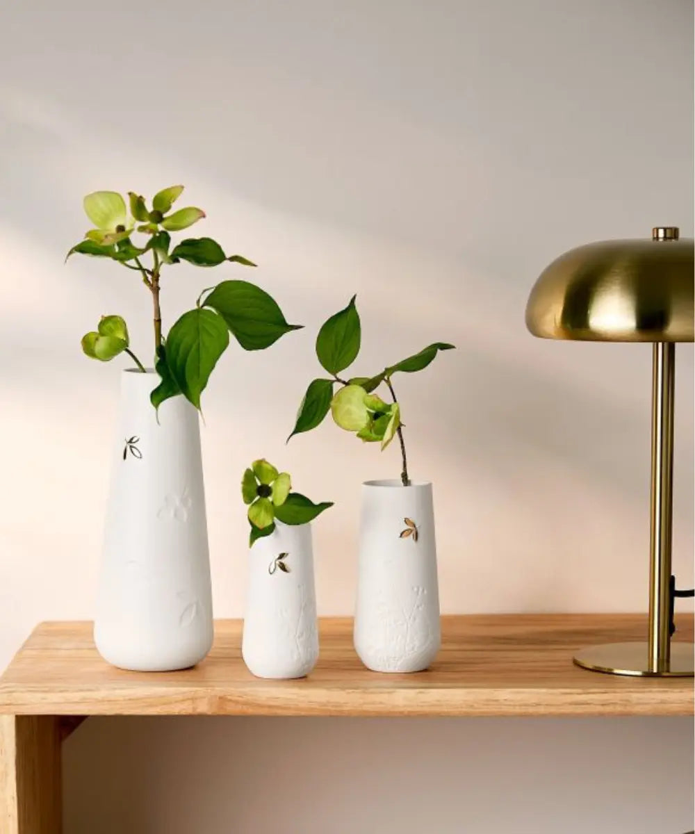 Petite vase en porcelaine blanche mate de rader avec motif feuille doree.