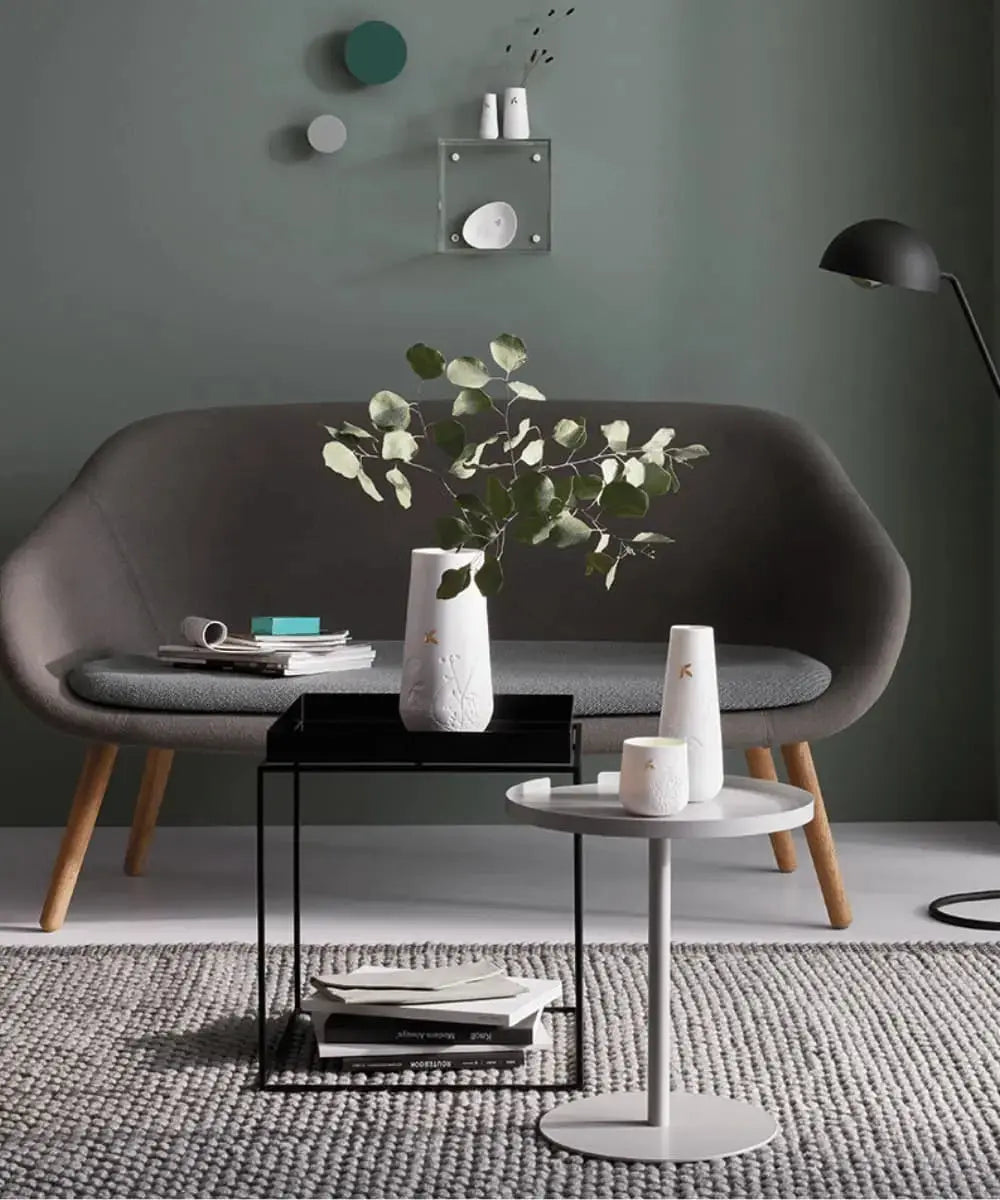 Vue d'un salon où le vase feuilles dorées de Räder est posé sur une table basse
