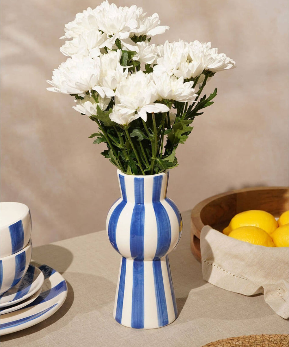 Vase haut rayé bleu et blanc 22 cm, sélection Merci Léonie, en mise en scène