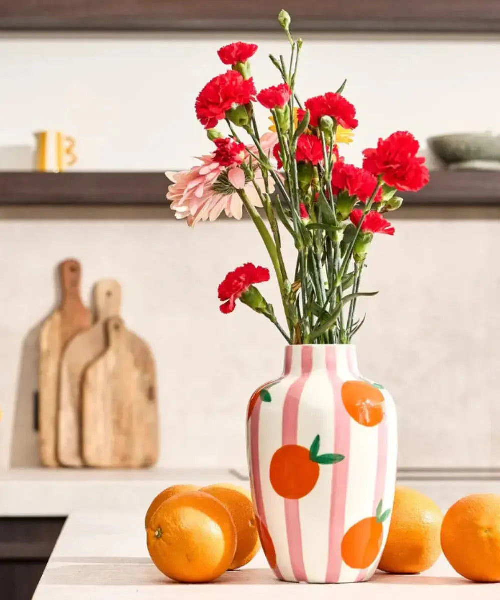 Vase Maribel Oranges de la marque Qué Rico posé sur une table