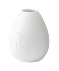 Grand vase en porcelaine blanche floral rader avec motifs floraux sculptes en relief.