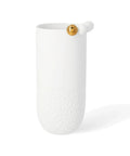 Vase Paysage enneigé en porcelaine blanche de Räder, avec base texturée et boules blanches et dorée, sur fond blanc