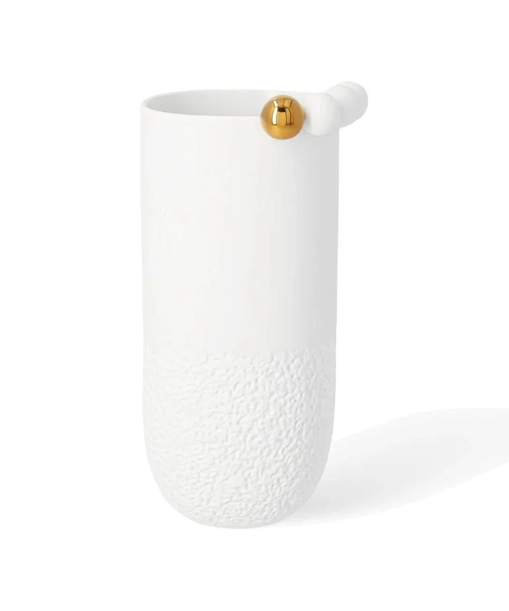 Vase Paysage enneigé en porcelaine blanche de Räder, avec base texturée et boules blanches et dorée, sur fond blanc