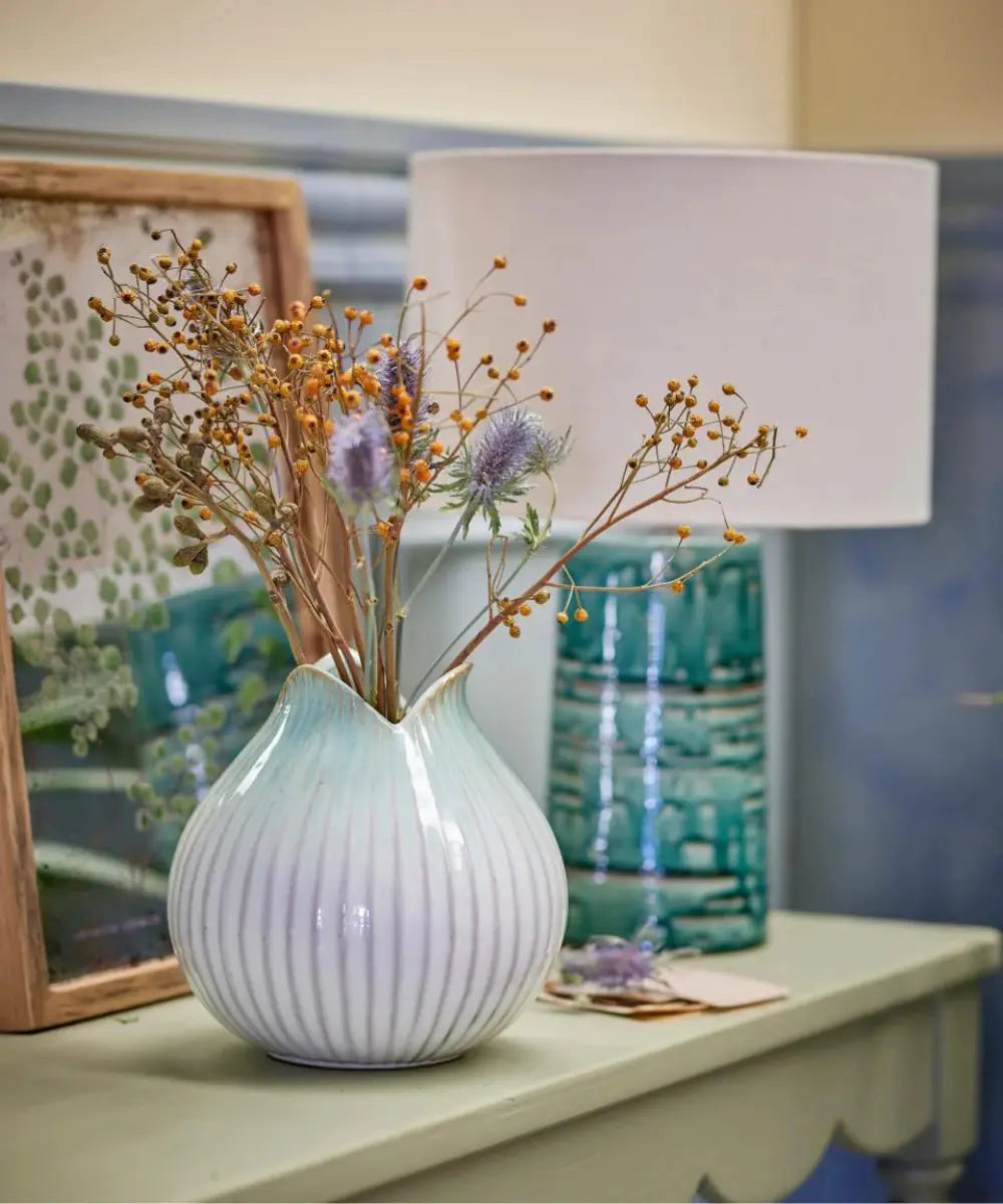 Vase rond en grès vert avec émail réactif et surface texturée nervurée Skylar de la marque Creative Collection par Bloomingville