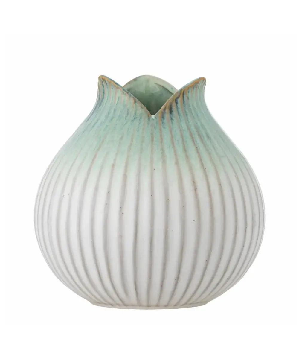 Vase rond en grès vert avec émail réactif et surface texturée nervurée Skylar de la marque Creative Collection par Bloomingville