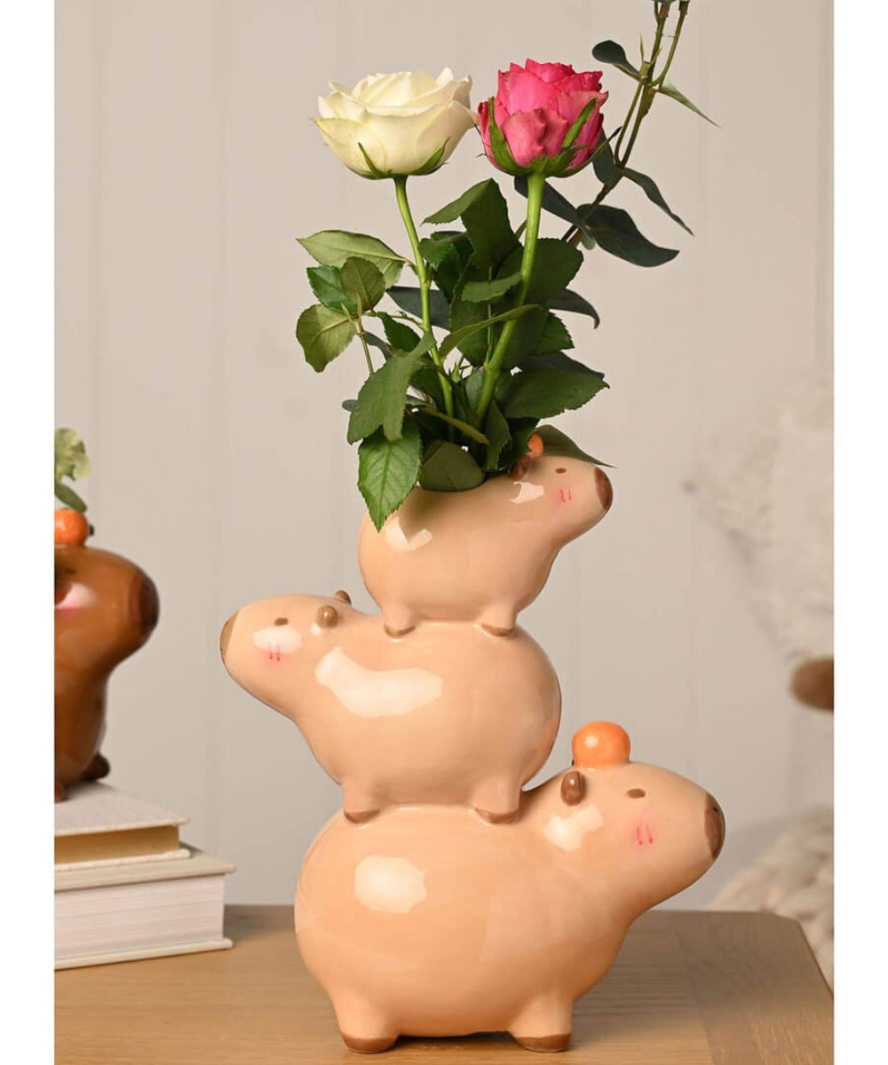 Vase trio de capybaras empilés, sélection Merci Léonie, en mise en scène