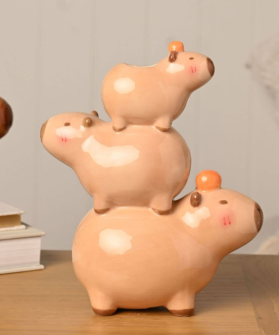Vase trio de capybaras empilés, sélection Merci Léonie, en mise en scène