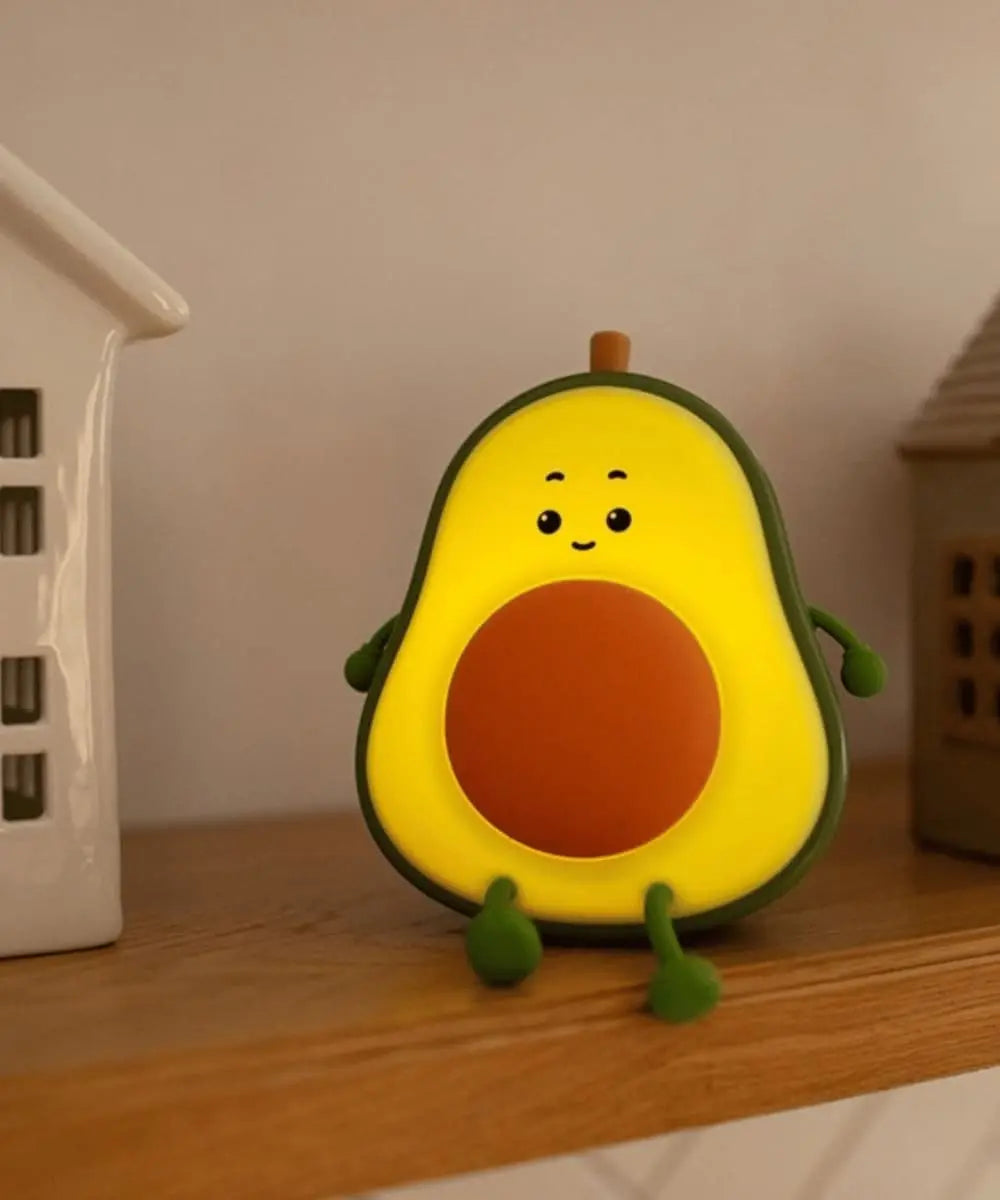 Vue de la veilleuse avocat posée sur une étagère d'un salon